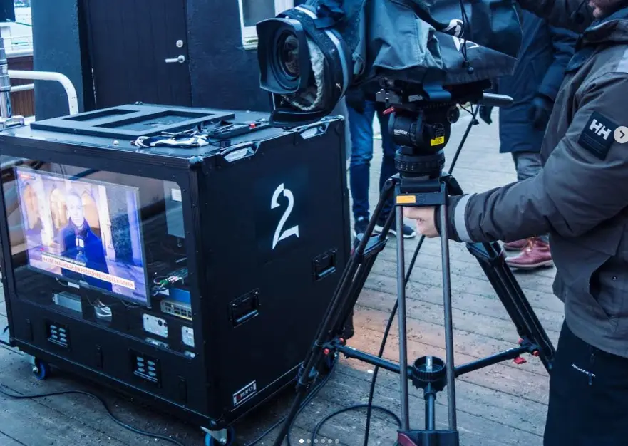 Rufo flightcase med innebygd skjerm og broadcast-utstyr ved siden av et kamera på stativ