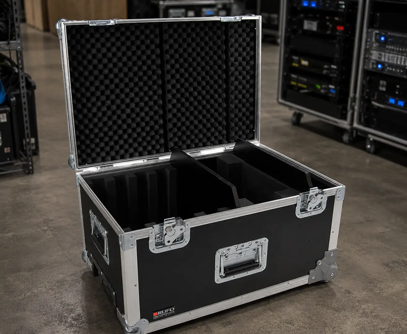 Åpen RUFO flightcase med skuminnredning og beskyttende skum i lokk, stående i verksted eller lager