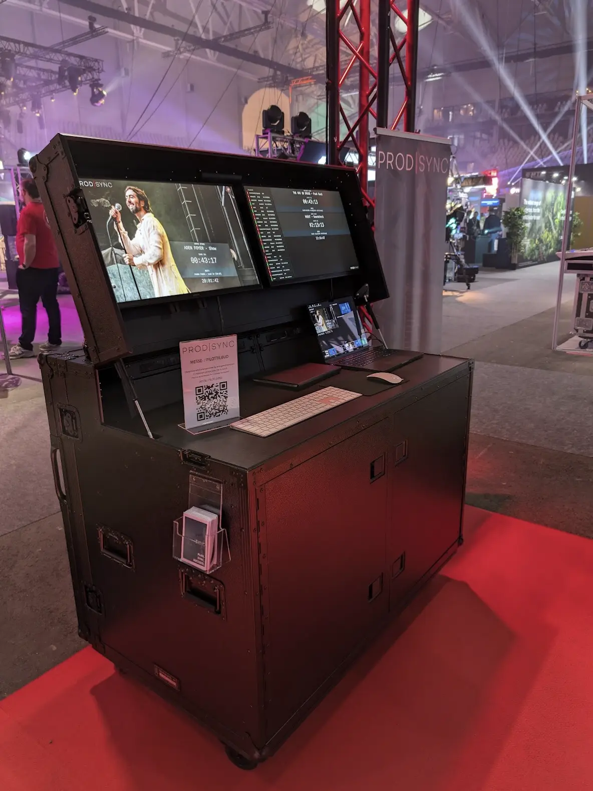 Mobil HMS-stasjon med skjermer og tastatur bygget i flightcase