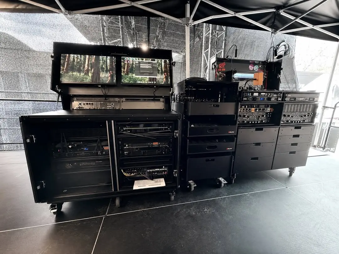 RUFO mobile AV- og installasjonsrack med skjermer og utstyr rigget på scene